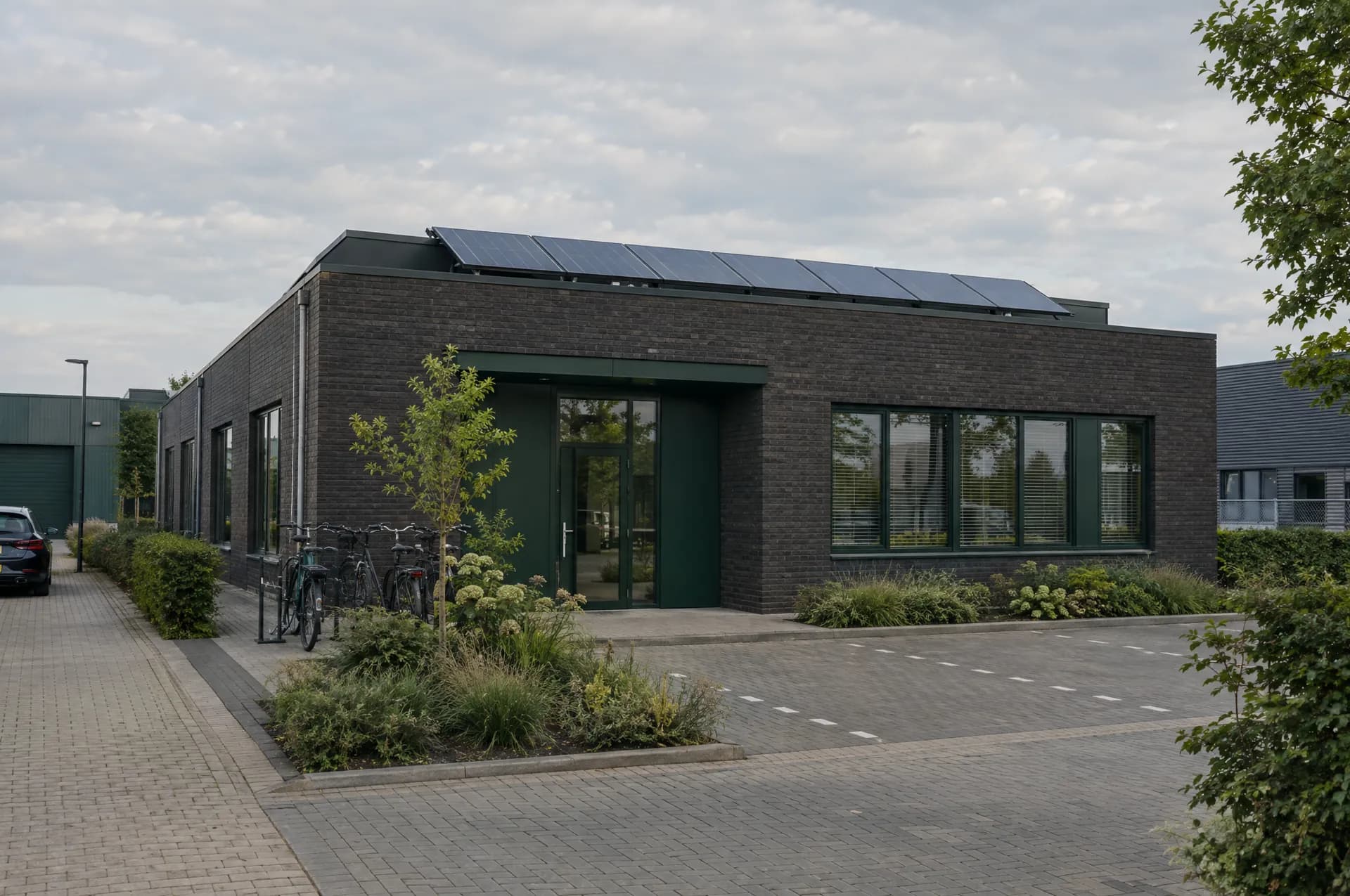 Een klein bedrijfspand met zonnepanelen op het dak