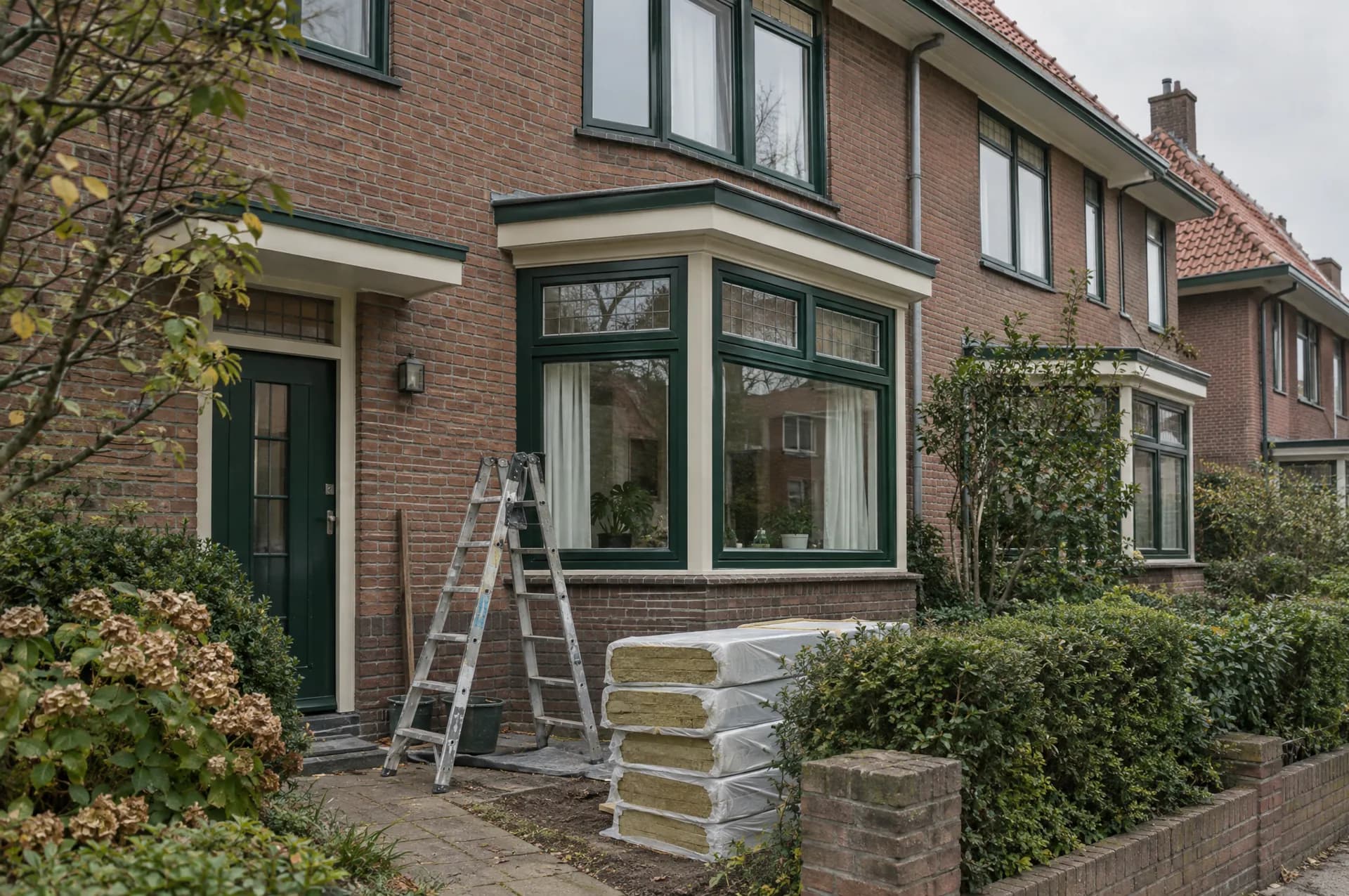 Een jaren-dertigwoning met nieuwe kozijnen, de renovatie is nog in uitvoering