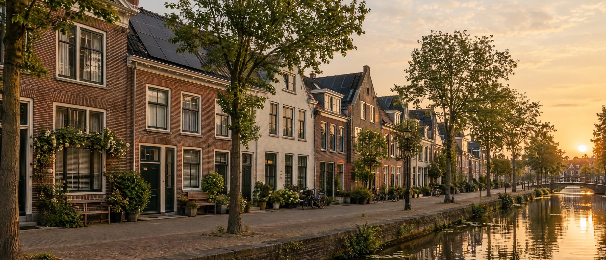 Nederlandse woonstraat met zonnepanelen in avondlicht